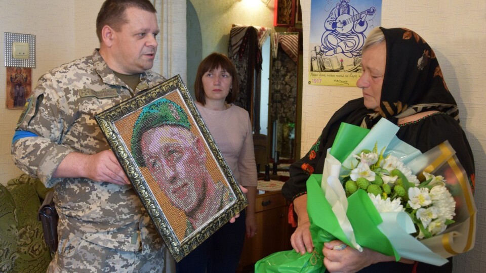 Батькам загиблого прикордонника з Волині подарували портрет сина, виготовлений із сірників