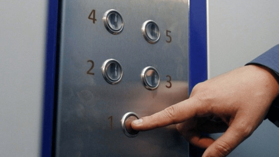 У Луцьку у двох будинках одночасно в ліфтах застрягли 23 людини. Стався збій електрики