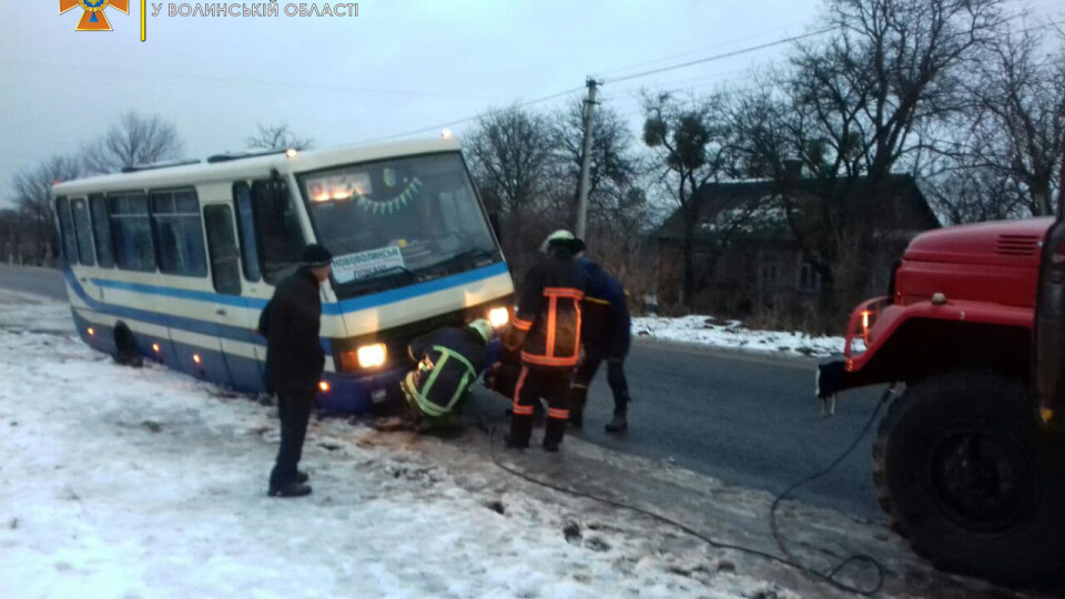 На Волині рятувальники відбуксирували рейсовий автобус, який застряг у снігу. Відео