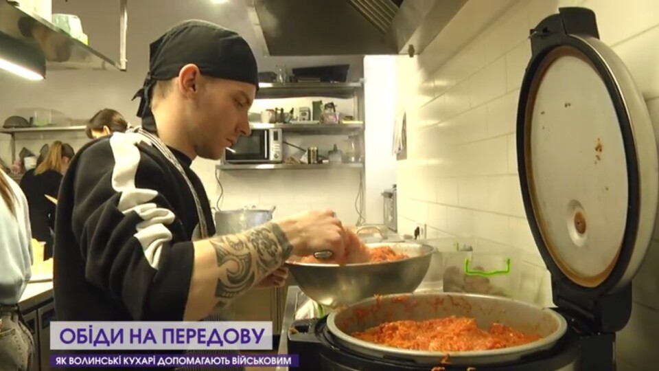 Щодня - до 150 порцій: захисникам Луцька готують і професійні кухарі, і просто небайдужі лучани