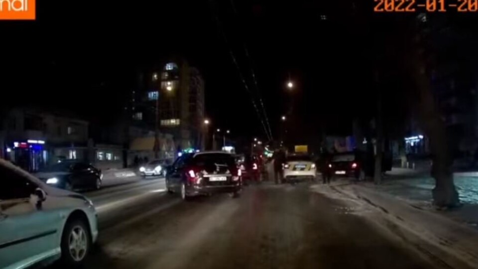У Луцьку подвійна аварія: у авто поліції в'їхала «Шкода» і «Пежо»
