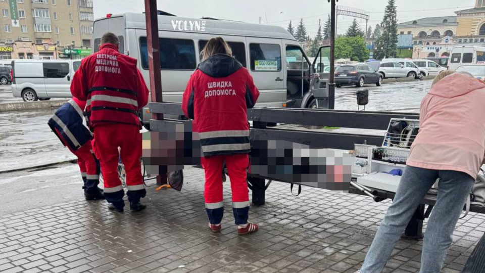 Медики боролися 20 хвилин: на Волині жінка померла на зупинці