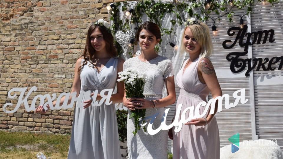 Палюче сонце та очікування наречених: у Луцьку «розпочався» весільний фестиваль. ФОТО. ВІДЕО
