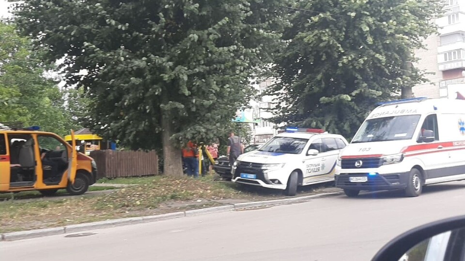 У Луцьку сталася аварія: автомобіль влетів у стовп, аби уникнути зіткнення