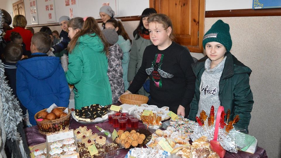 На благодійному ярмарку у школі на Волині для хворого хлопчика зібрали майже 35 тисяч. ФОТО