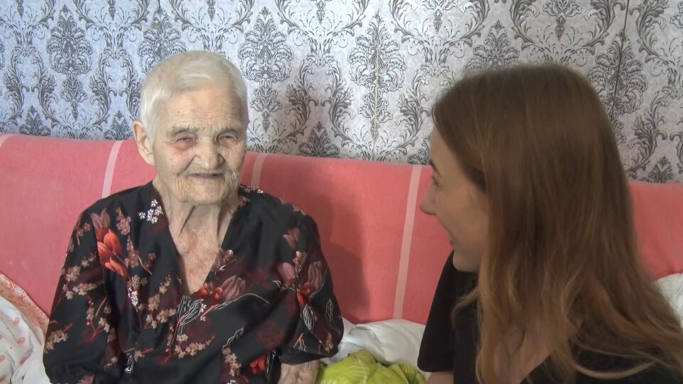96-річна росіянка обожнює Зеленського та мріє потрапити на «Розсміши коміка». ВІДЕО