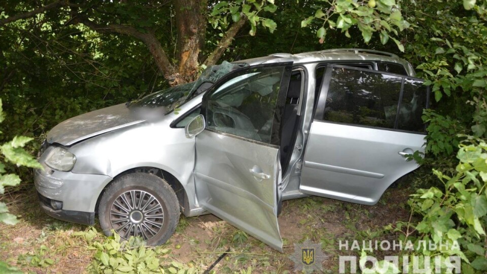 На Волині авто врізалося у дерево: постраждали троє людей