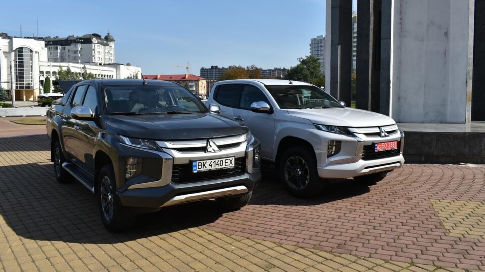 Бійцям «Любарта» та поліції передали позашляховики. ФОТО