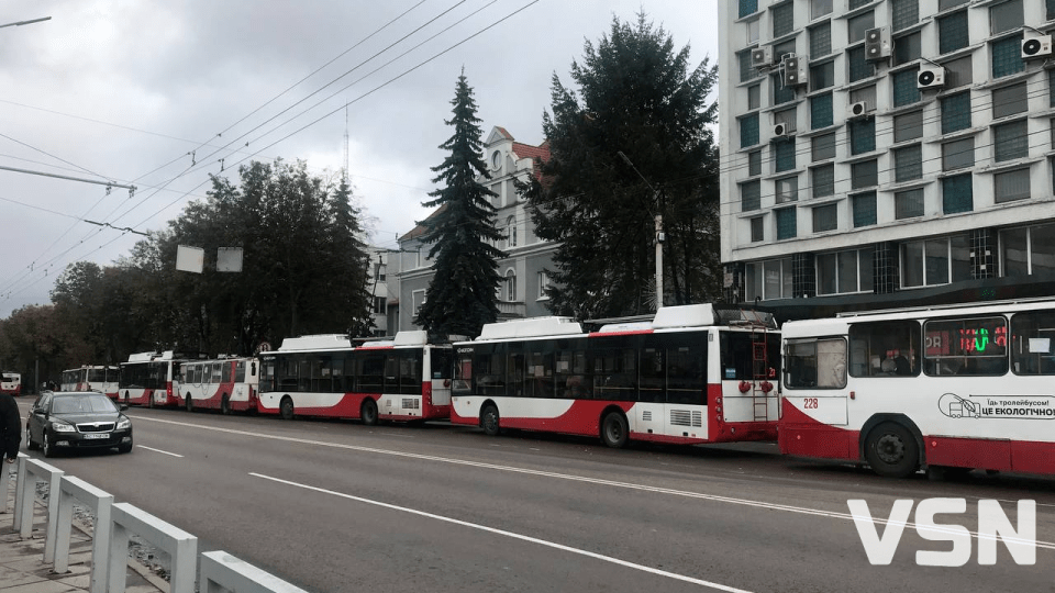 У Луцьку зупинилися тролейбуси, рух дорогою - ускладнений. ФОТО