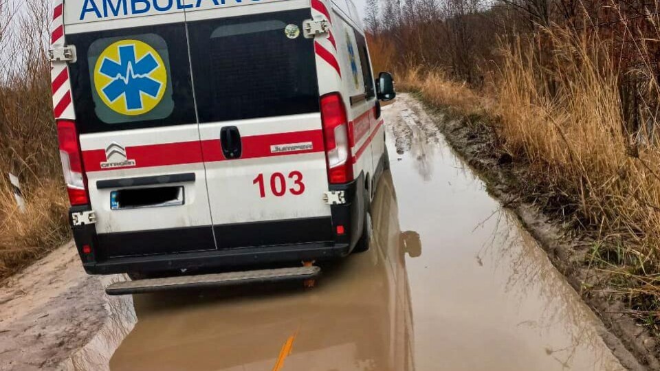 На Волині «швидка» застрягла на ґрунтовій дорозі: допомогли рятувальники. ФОТО