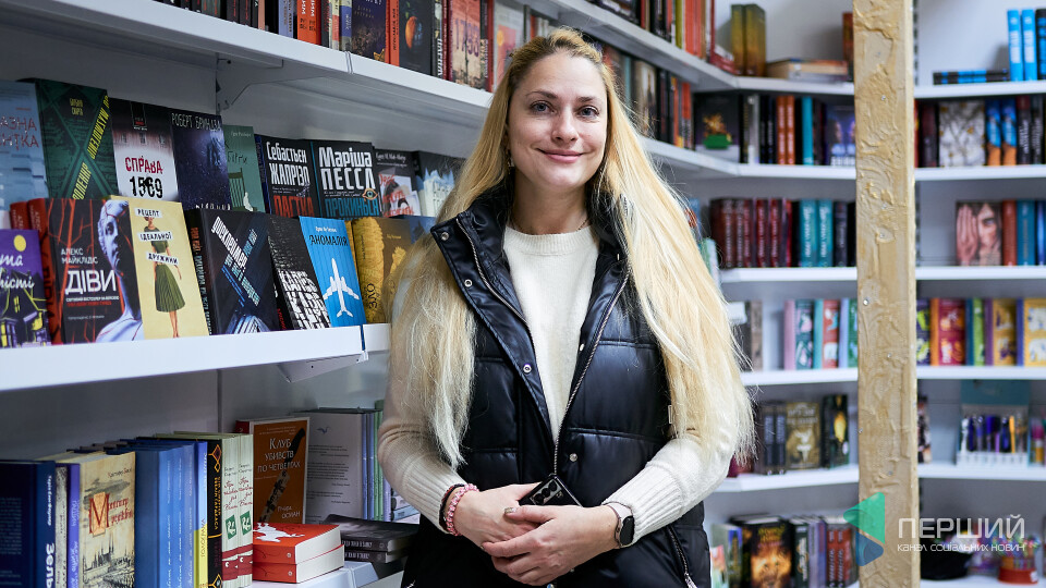 «У нас немає і не може бути книг російською». Сім’я з Херсона відкрила книгарню у Рівному