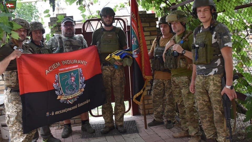 Під свист ворожих снарядів: командиру волинської бригади вручили іменний мотиваційний прапор
