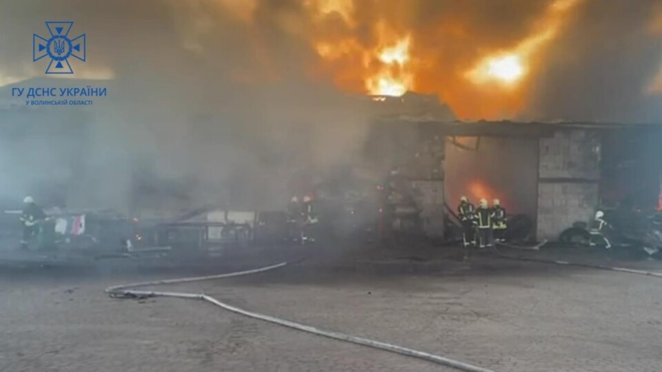На Волині – пожежа: згоріли два автобуси і гараж
