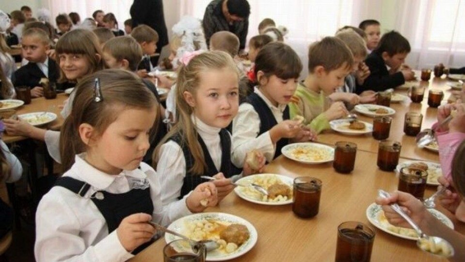В шкільних їдальнях заборонили продавати булочки. Як тепер годуватимуть дітей