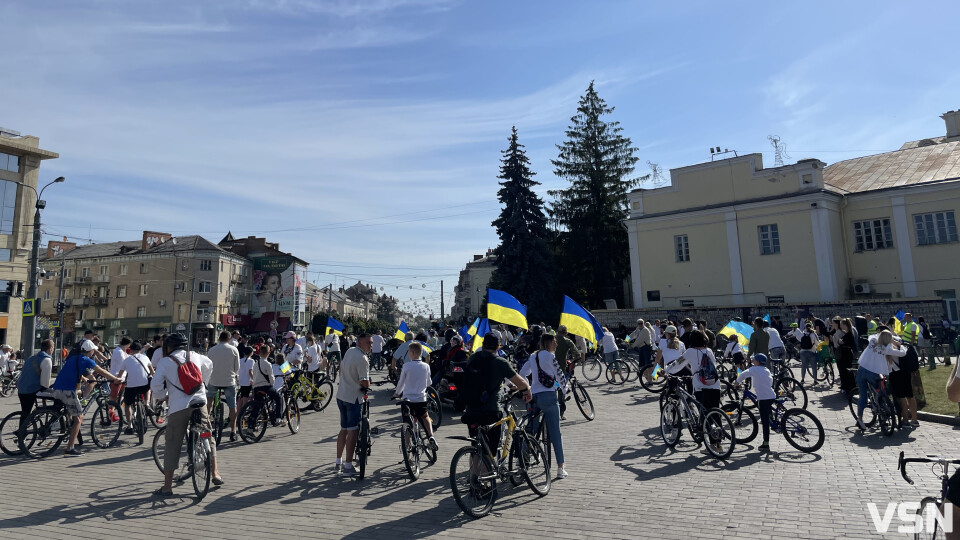 Сотні велосипедистів у вишиванках проїхались Луцьком. ФОТО