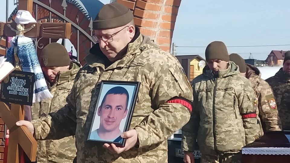 Громада на Волині поховала захисника. ФОТО