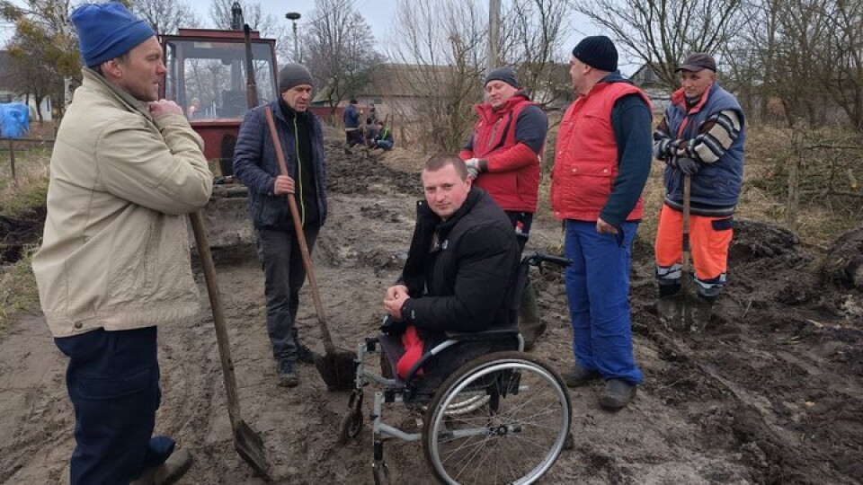 Захисник з Волині, який втратив на війні ноги, організував ремонт дороги у своєму селі