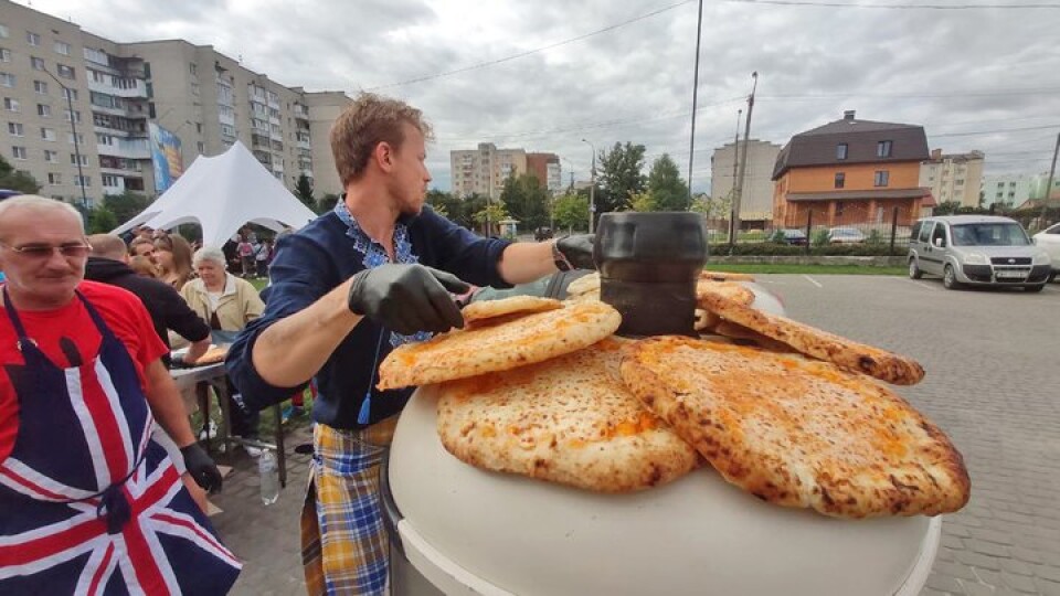 До Луцька приїхав піца-мобіль: іноземні волонтери пригощали піцою з печі. ВІДЕО