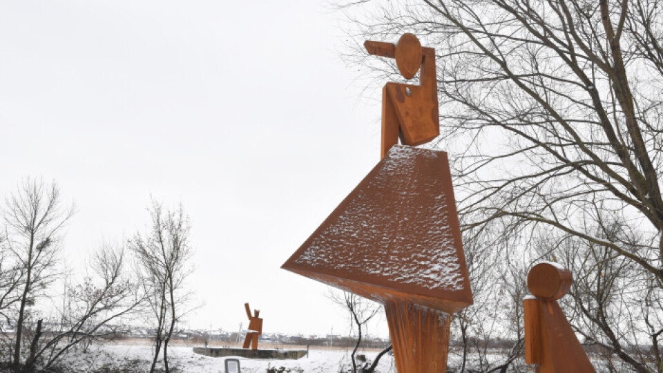Присвячена родинам, розділеним війною: у Центральному парку Луцька – нова скульптура. ФОТО