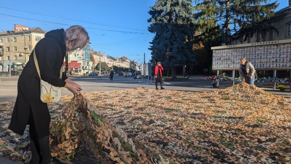 Понад 70 тисяч кв. м маскувальних сіток для воїнів сплели волонтери у Луцьку