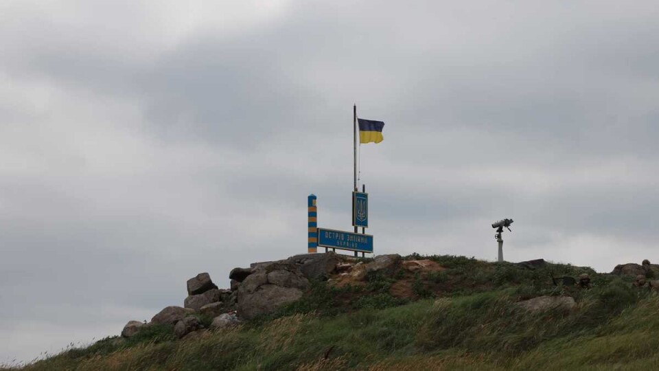 На Зміїному встановили прапор України