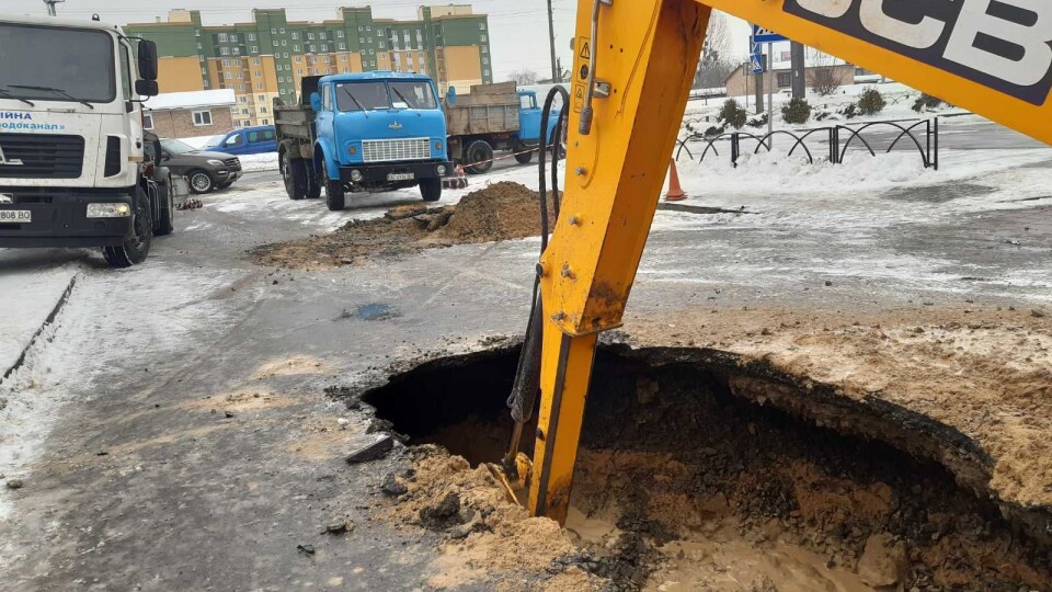 У Луцьку на Сухомлинського триває ремонт водогону. Виявили ще один аварійний прорив