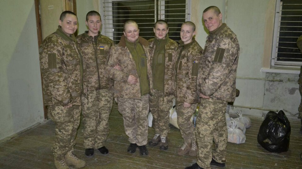 Полонених жінок-військових росіяни змушували роздягатися, присідати і поголили їм голови