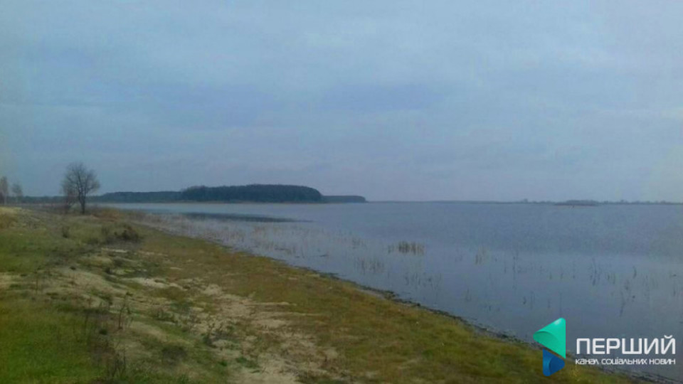 Волинський нардеп перепливає чергове озеро. ВІДЕО