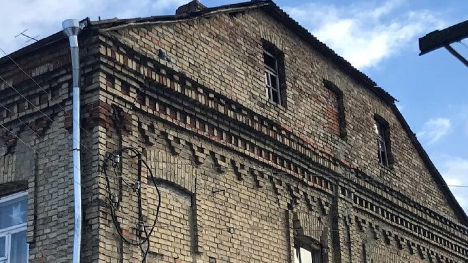 У Луцьку жителі скаржаться на аварійний стан будинку, який збудували у 1907 році