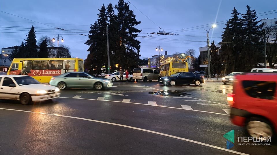 У центрі Луцька мікроавтобус зіткнувся з маршруткою. Є постраждалі