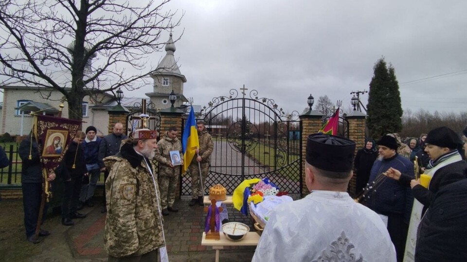 На Волині Героя відспівували перед зачиненою брамою храму. ВІДЕО