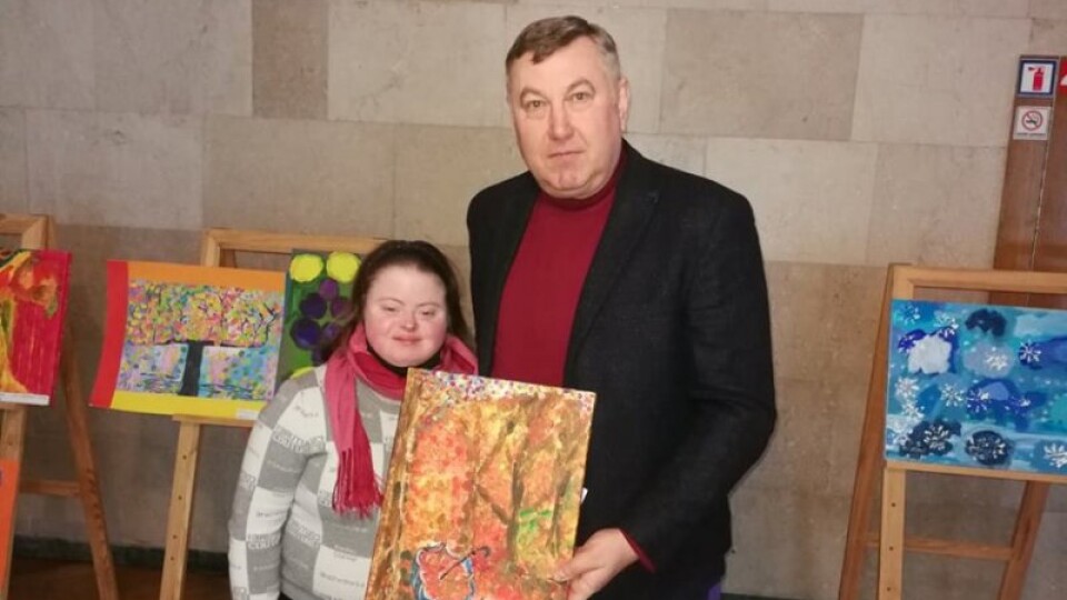 Картини і новорічні прикраси: в облраді влаштували виставку робіт дітей з синдромом Дауна