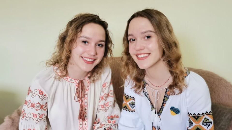 Сестри-близнючки з Сєвєродонецька показали вишиванки, які взяли, тікаючи від війни. ВІДЕО