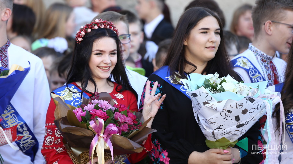 Щасливі випускники та замріяні першокласники: останній дзвінок у луцькій школі №9. ФОТО