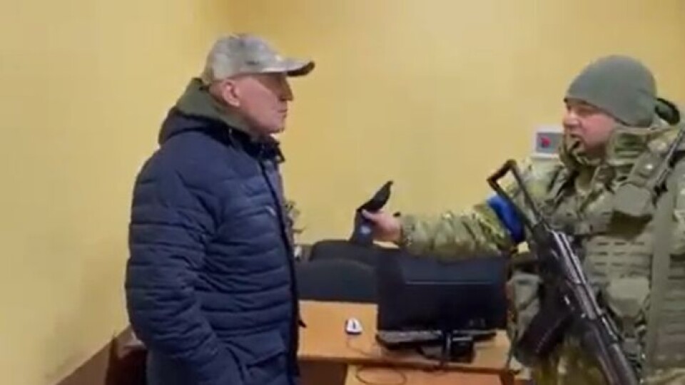 Українські прикордонники вручили послу Білорусі «30 срібняків» за зраду. Відео