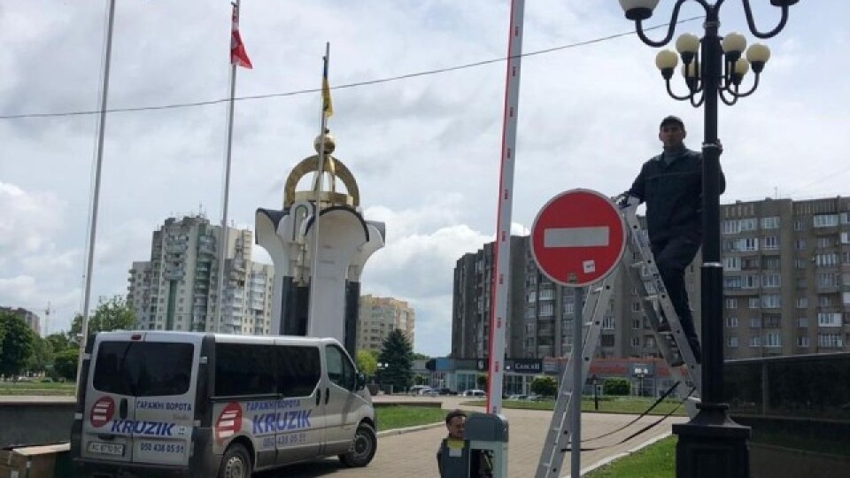 Перед входом до приміщення Волинської ОДА встановили шлагбаум