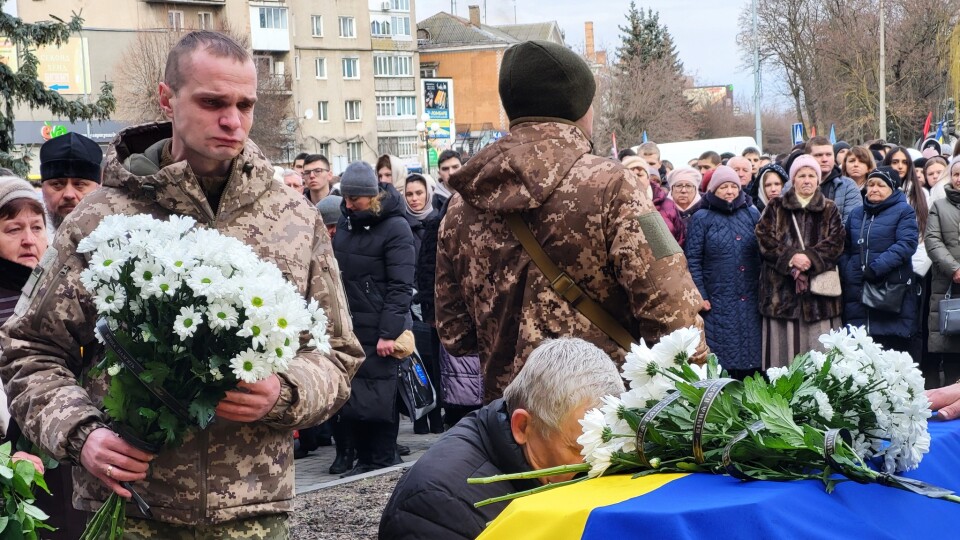 Йому навіки 33: у місті на Волині сотні людей прощалися з Героєм. ФОТО