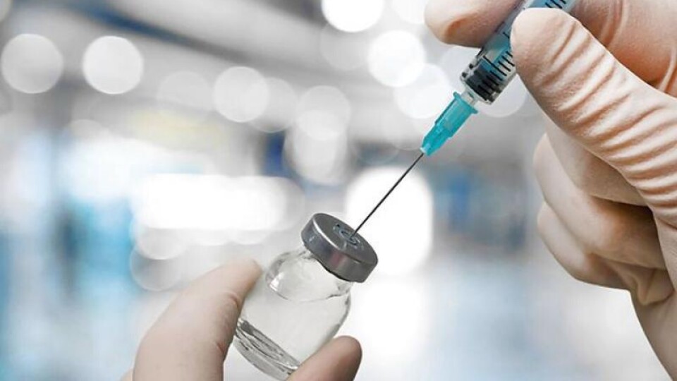 Журналісти, співаки, депутати: кого будуть щепити залишками COVID-вакцини