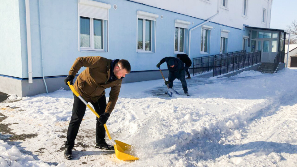 Снігова толока: мери двох волинських міст чистили лопатами дороги