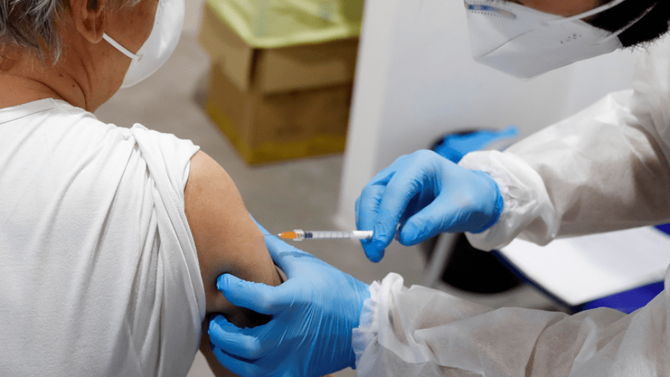 Коли в Україні почнуть робити друге щеплення від COVID-19 кожною із вакцин. Дати