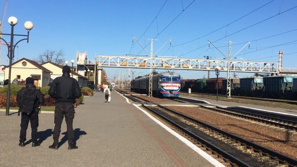У Луцьку на вокзалі пасажири без ковід-сертифікатів відмовилися вийти з потяга. Викликали патрульних