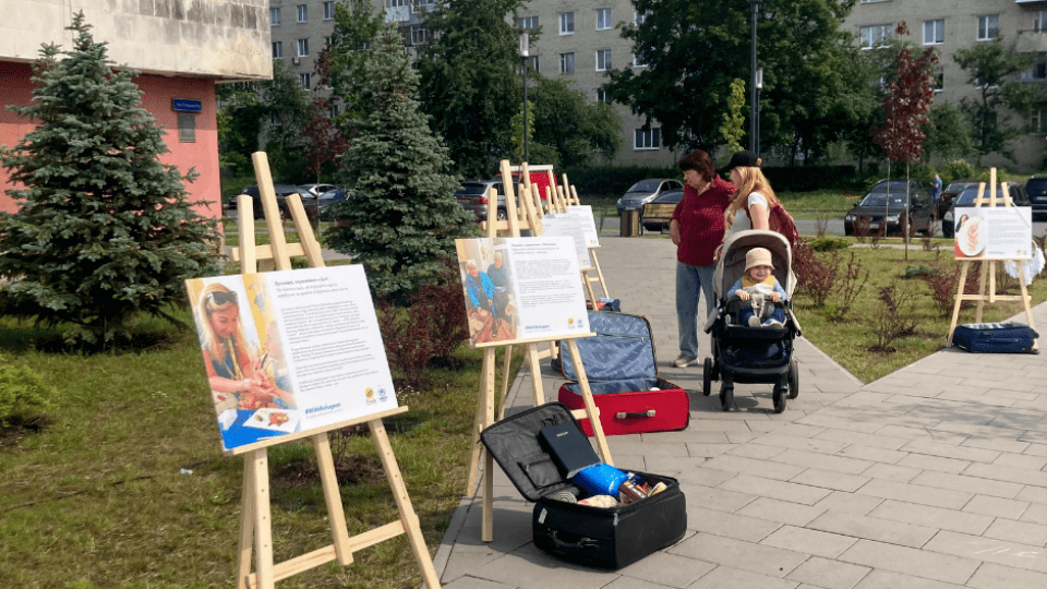 «Надія вдалині від дому»: у Луцьку влаштували виставку-інсталяцію історій біженців і переселенців