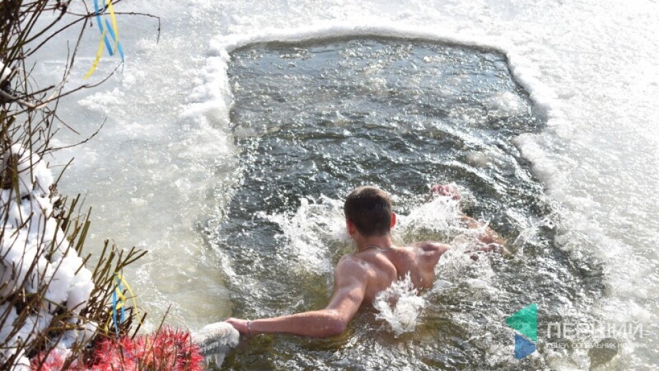 З головою – у крижану купіль. Як відомі люди Волині пірнали на Водохреще 