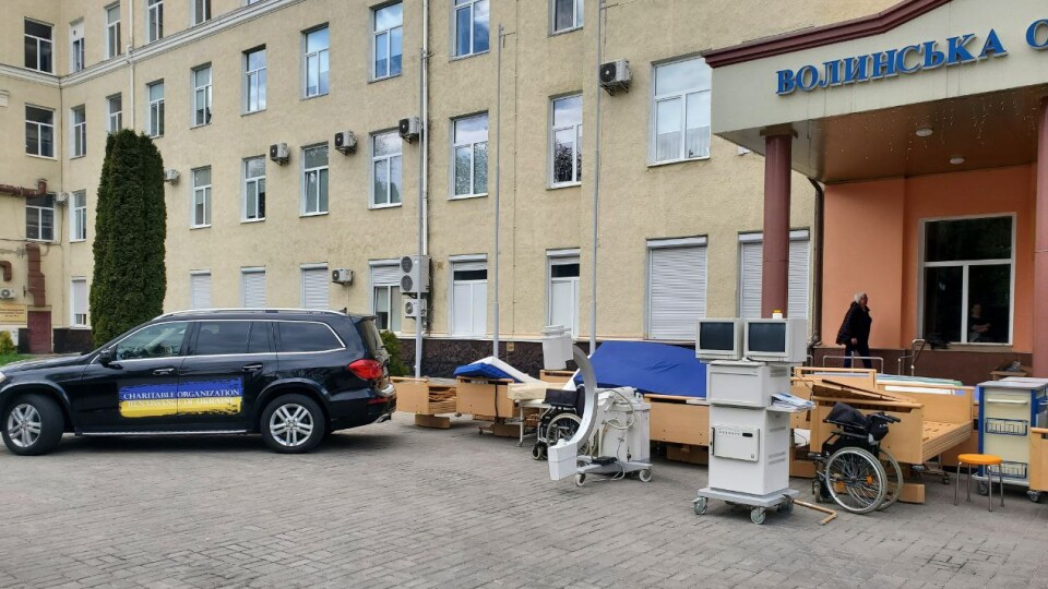 Волинській лікарні привезли дві вантажівки ліків та обладнання. На ньому вже зробили першу операцію