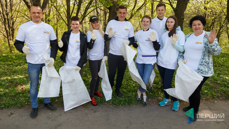 Понад 200 студентів та працівників «Інвестора» разом прибрали ботанічний сад у Луцьку. ФОТО