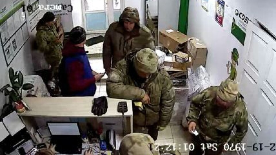 Окупанти-мародери відправляють додому награбоване майно українців поштою
