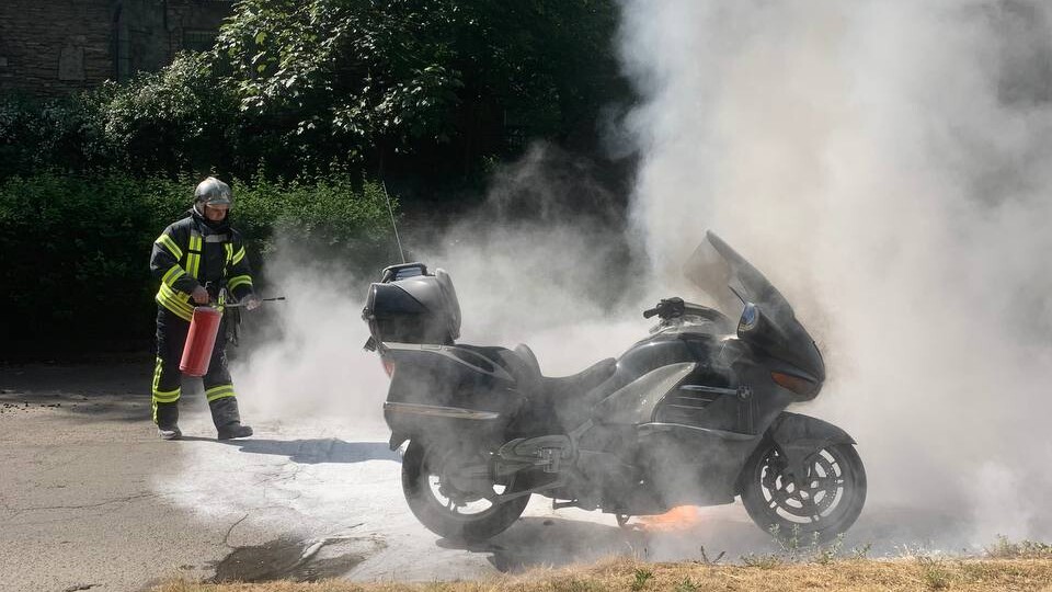 На Відродження у Луцьку мотоцикл спалахнув під час руху. ФОТО. ВІДЕО
