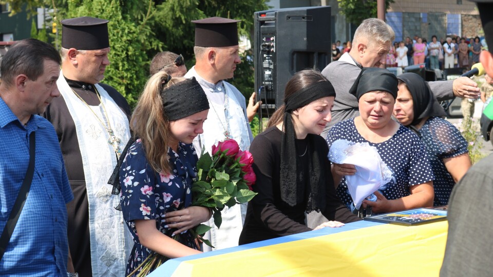 У Горохові під звуки сирени прощалися з полеглим Артуром Данилюком. ФОТО