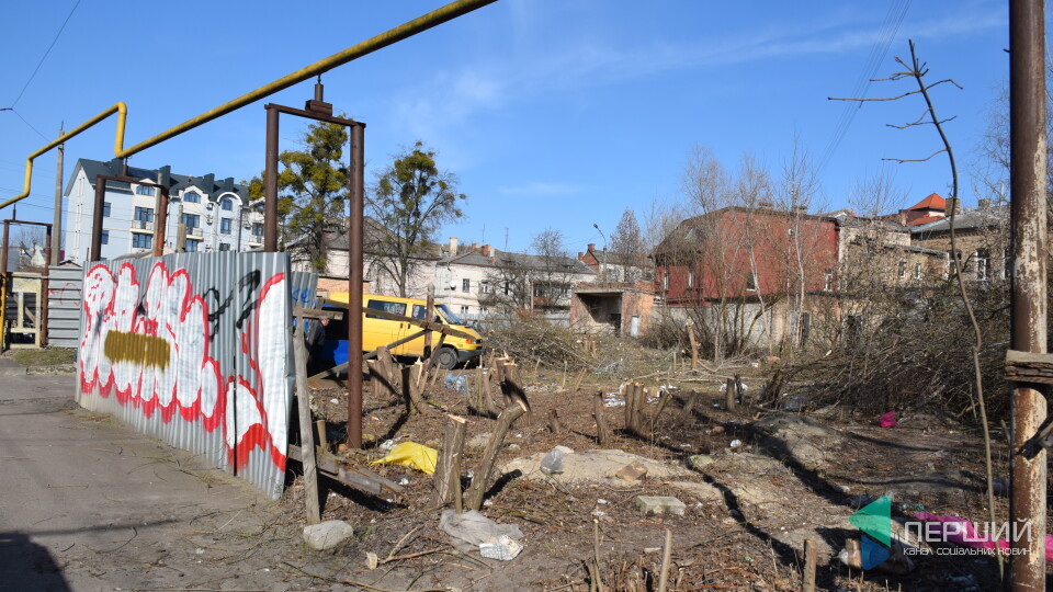 У центрі Луцька взялися прибирати від хащів територію колишньої взуттєвої фабрики