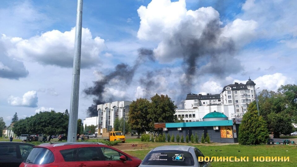 Стовп чорного диму: у Луцьку загорілися автомобільні шини. Відео